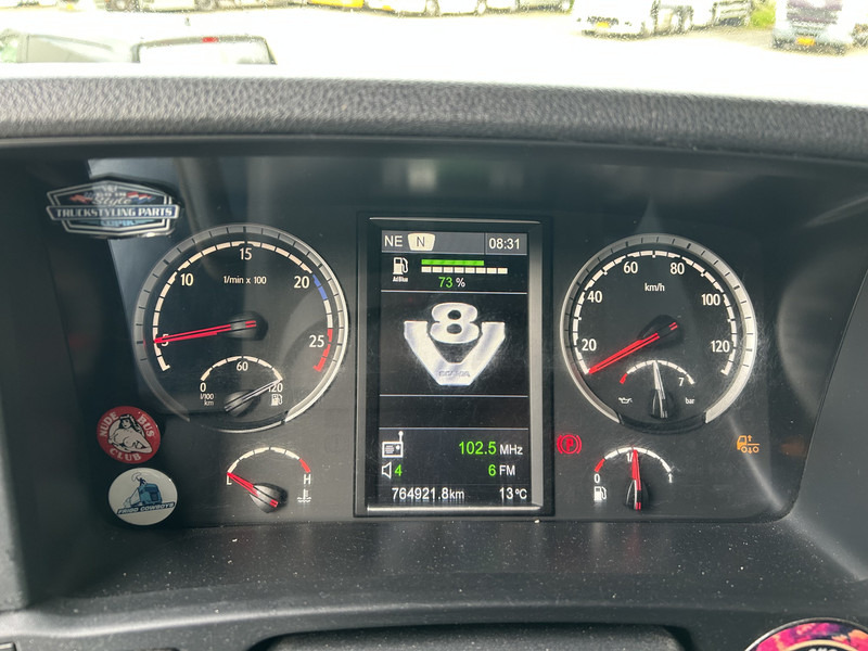 Scania R520 V8 / Showtruck / Buffl Special Interior / Vol Lucht / Retarder - Nyergesvontató: 4 kép. Scania R520 V8 / Showtruck / Buffl Special Interior / Vol Lucht / Retarder - Nyergesvontató: 4 kép.