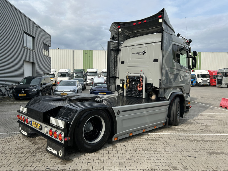 Scania R520 V8 / Showtruck / Buffl Special Interior / Vol Lucht / Retarder - Nyergesvontató: 2 kép. Scania R520 V8 / Showtruck / Buffl Special Interior / Vol Lucht / Retarder - Nyergesvontató: 2 kép.
