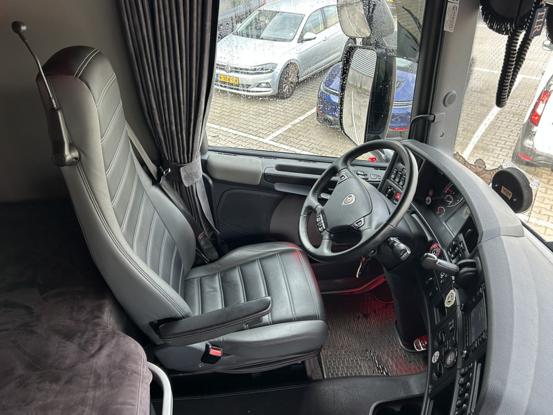 Scania R520 V8 / Showtruck / Buffl Special Interior / Vol Lucht / Retarder - Nyergesvontató: 3 kép. Scania R520 V8 / Showtruck / Buffl Special Interior / Vol Lucht / Retarder - Nyergesvontató: 3 kép.