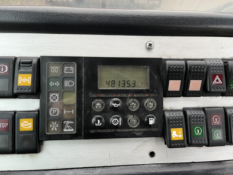 Terberg YT 182 / Cummins - Allison / 2007 / Terminal Tractor - Nyergesvontató: 4 kép. Terberg YT 182 / Cummins - Allison / 2007 / Terminal Tractor - Nyergesvontató: 4 kép.