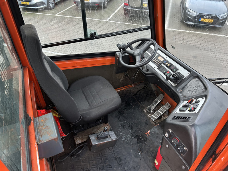 Terberg YT 182 Terminal Tractor / Allison - Cummins - Nyergesvontató: 3 kép. Terberg YT 182 Terminal Tractor / Allison - Cummins - Nyergesvontató: 3 kép.