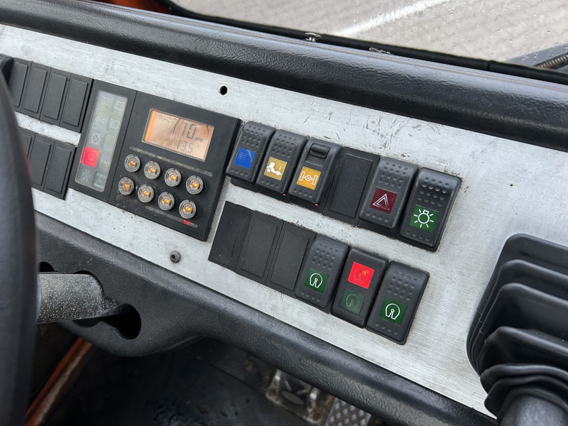 Terberg YT 182 Terminal Tractor / Allison - Cummins - Nyergesvontató: 5 kép. Terberg YT 182 Terminal Tractor / Allison - Cummins - Nyergesvontató: 5 kép.