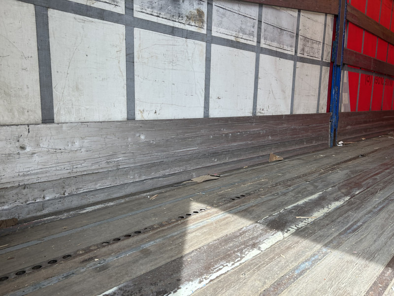 Renders ROC 12.18 / Curtainside / Loadlift / Lift + Steer Axle / Side Boards - Ponyvás félpótkocsi: 4 kép. Renders ROC 12.18 / Curtainside / Loadlift / Lift + Steer Axle / Side Boards - Ponyvás félpótkocsi: 4 kép.