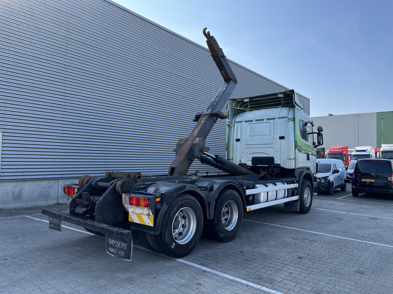 Scania R 144G V8 460 6x2 Boogie / 874 dkm / Blad - Blad / Hook Lift / NL Truck - Horgos rakodó teherautó: 2 kép. Scania R 144G V8 460 6x2 Boogie / 874 dkm / Blad - Blad / Hook Lift / NL Truck - Horgos rakodó teherautó: 2 kép.