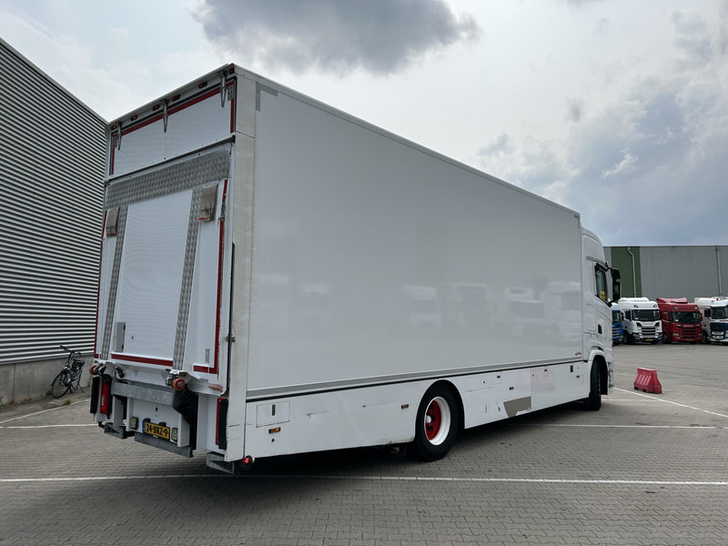Scania S410 Highline / 491 dkm / Box 8.1 mtr / Laadklep 3000 kg - Dobozos felépítményű teherautó: 2 kép. Scania S410 Highline / 491 dkm / Box 8.1 mtr / Laadklep 3000 kg - Dobozos felépítményű teherautó: 2 kép.