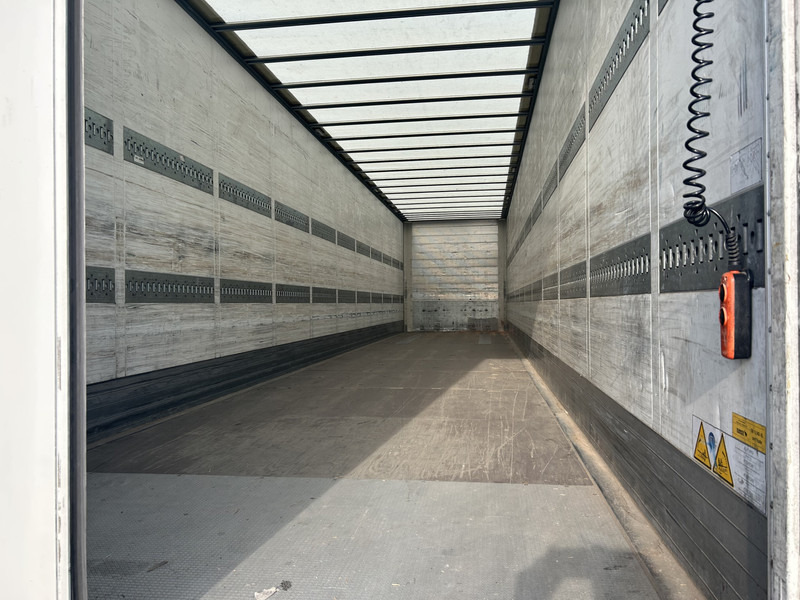 Schmitz Cargobull SCB S3B / Box / Loadlift / 2x Liftas / APK 03-26 - Félpótkocsi dobozos: 3 kép. Schmitz Cargobull SCB S3B / Box / Loadlift / 2x Liftas / APK 03-26 - Félpótkocsi dobozos: 3 kép.