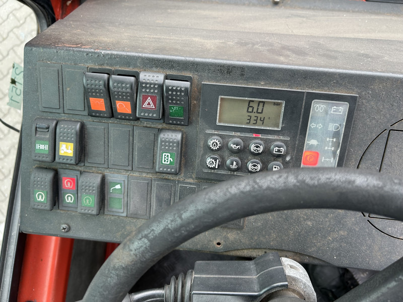 Terberg YT 180 / BDF Umsetzer / Wechselhubwagen / Terminal Truck / Mercedes Motor - Cserefelépítményes teherautó: 5 kép. Terberg YT 180 / BDF Umsetzer / Wechselhubwagen / Terminal Truck / Mercedes Motor - Cserefelépítményes teherautó: 5 kép.