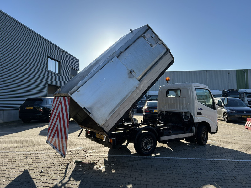 Billenőplatós kisteherautó Toyota Dyna 100 3.0 D-4D / Kipper - Tipper / Blad - Bald / APK TUV 07-26: 17 kép. Billenőplatós kisteherautó Toyota Dyna 100 3.0 D-4D / Kipper - Tipper / Blad - Bald / APK TUV 07-26: 17 kép.