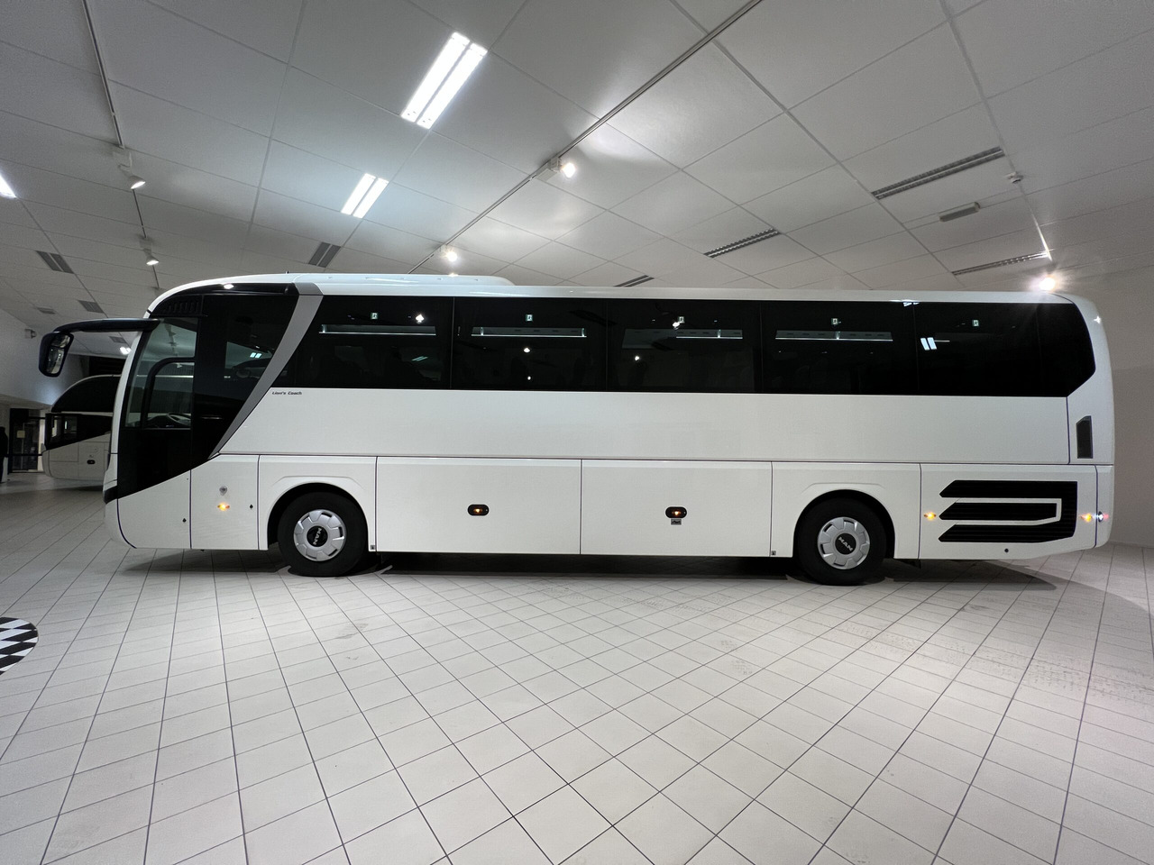 MAN Lions Coach R07 Euro 6E - Távolsági busz: 4 kép. MAN Lions Coach R07 Euro 6E - Távolsági busz: 4 kép.