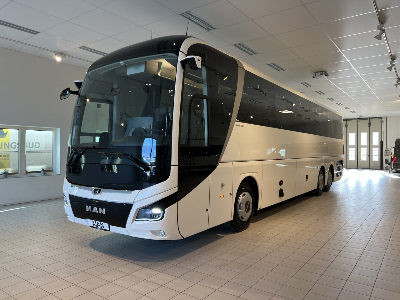 MAN Lions Coach R08 Euro 6E (Dark Edition) - Távolsági busz: 3 kép. MAN Lions Coach R08 Euro 6E (Dark Edition) - Távolsági busz: 3 kép.