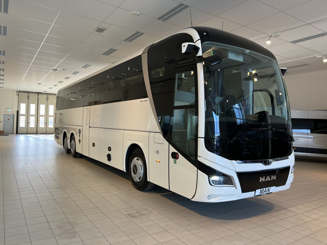 MAN Lions Coach R08 Euro 6E (Dark Edition) - Távolsági busz: 1 kép. MAN Lions Coach R08 Euro 6E (Dark Edition) - Távolsági busz: 1 kép.