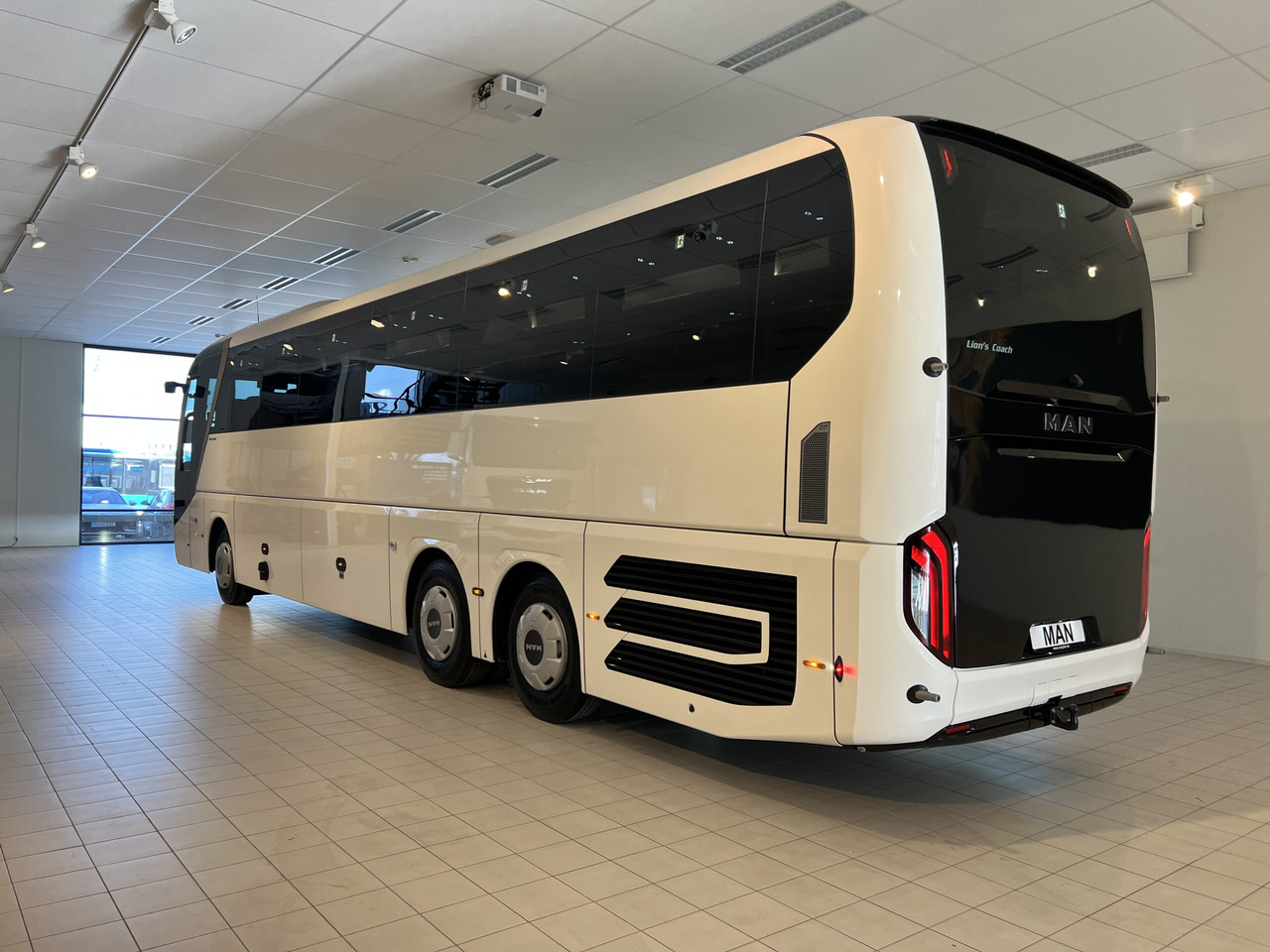 MAN Lions Coach R08 Euro 6E (Dark Edition) - Távolsági busz: 5 kép. MAN Lions Coach R08 Euro 6E (Dark Edition) - Távolsági busz: 5 kép.