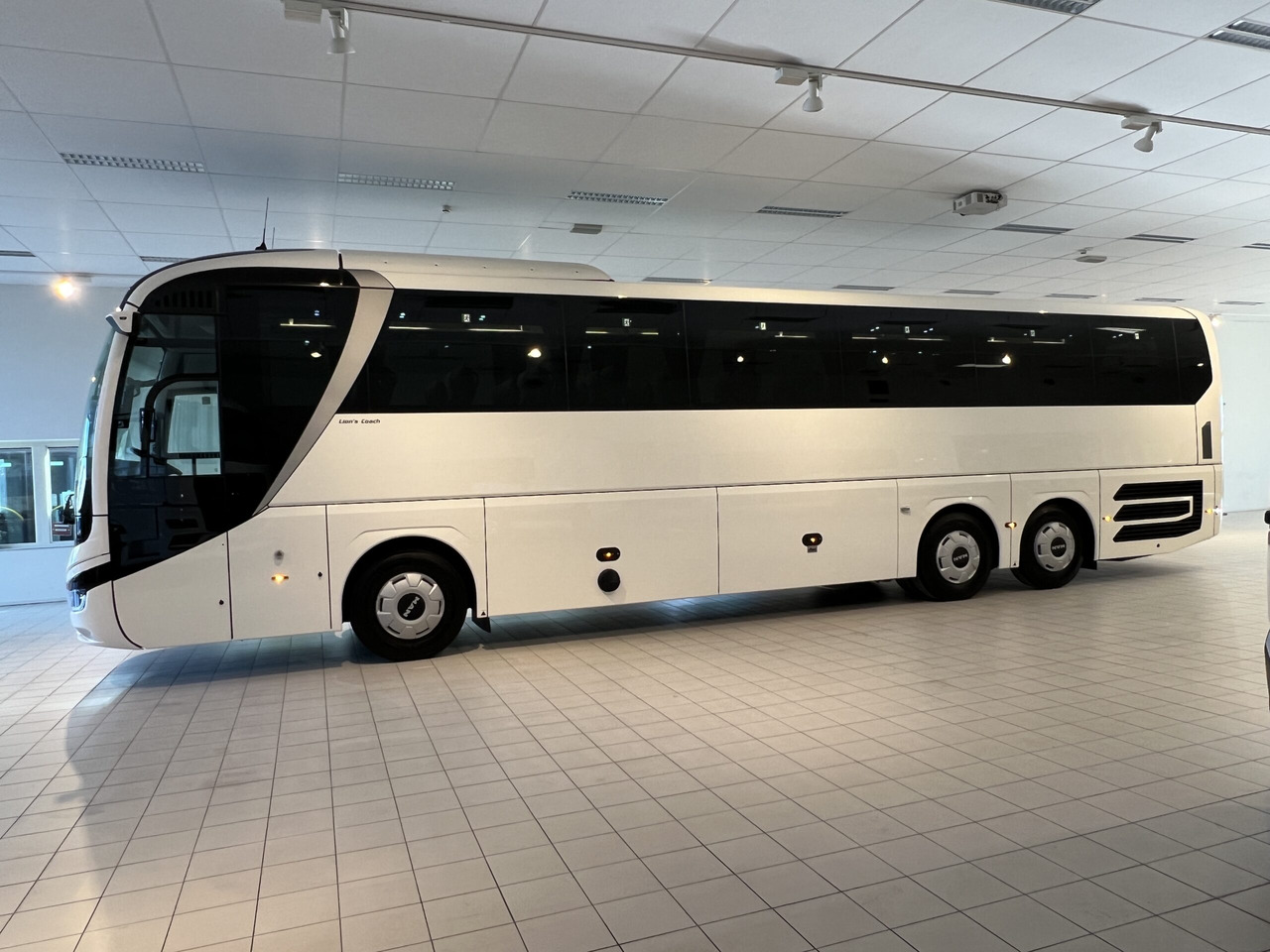 MAN Lions Coach R09 Euro 6E (Dark Edition) - Távolsági busz: 4 kép. MAN Lions Coach R09 Euro 6E (Dark Edition) - Távolsági busz: 4 kép.