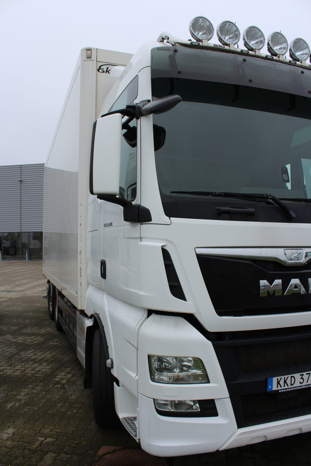 MAN TGX 26.480 6×2-4 Skåp/Fjärr - Dobozos felépítményű teherautó: 2 kép. MAN TGX 26.480 6×2-4 Skåp/Fjärr - Dobozos felépítményű teherautó: 2 kép.