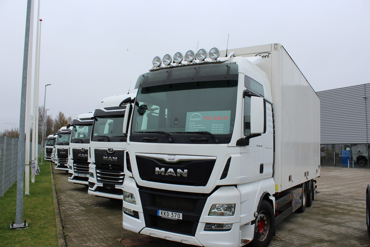MAN TGX 26.480 6×2-4 Skåp/Fjärr - Dobozos felépítményű teherautó: 1 kép. MAN TGX 26.480 6×2-4 Skåp/Fjärr - Dobozos felépítményű teherautó: 1 kép.