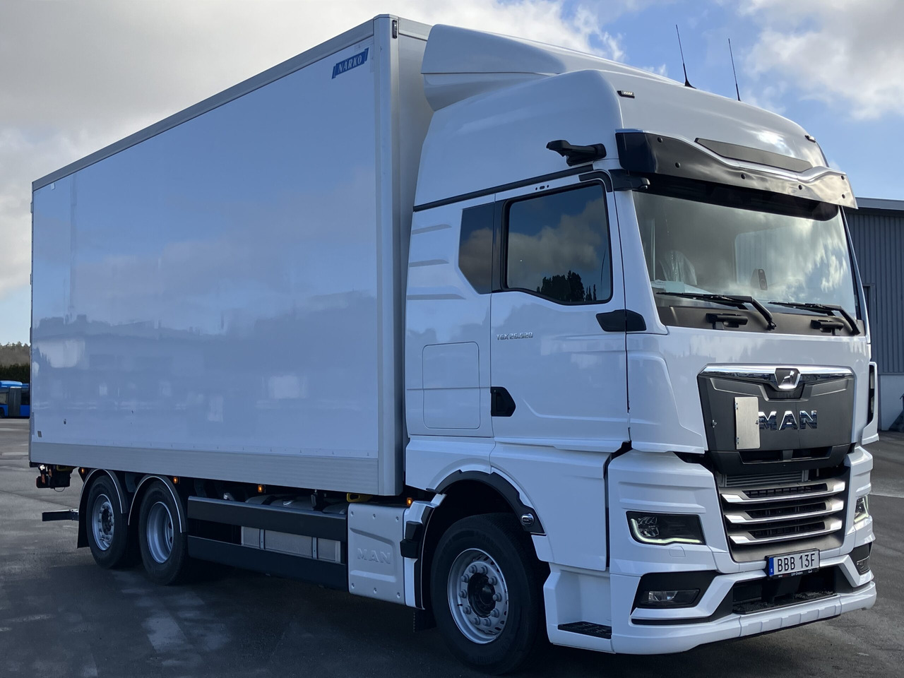MAN TGX 26.520 6×2-4 fjärrbil Närko - Dobozos felépítményű teherautó: 2 kép. MAN TGX 26.520 6×2-4 fjärrbil Närko - Dobozos felépítményű teherautó: 2 kép.