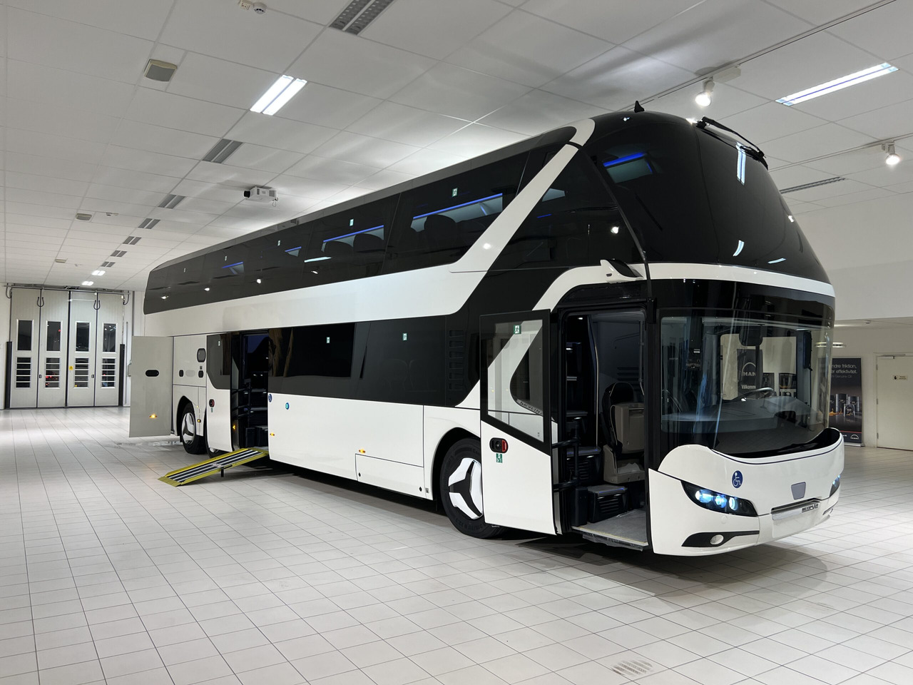 NEOPLAN SKYLINER P06 Euro 6E V.I.P / Exclusive Class (Dark Edition) - Távolsági busz: 1 kép. NEOPLAN SKYLINER P06 Euro 6E V.I.P / Exclusive Class (Dark Edition) - Távolsági busz: 1 kép.