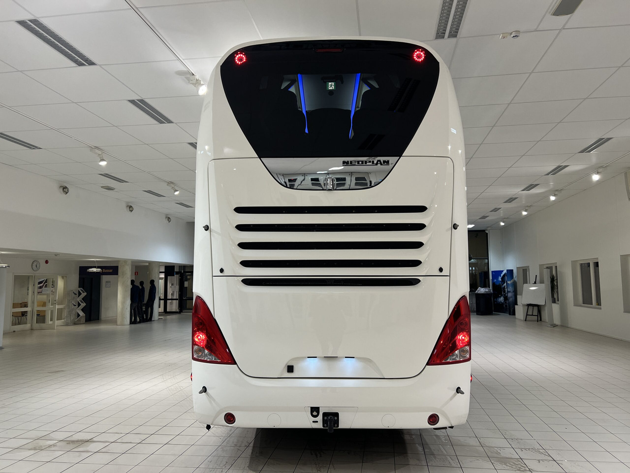 NEOPLAN SKYLINER P06 Euro 6E V.I.P / Exclusive Class (Dark Edition) - Távolsági busz: 5 kép. NEOPLAN SKYLINER P06 Euro 6E V.I.P / Exclusive Class (Dark Edition) - Távolsági busz: 5 kép.