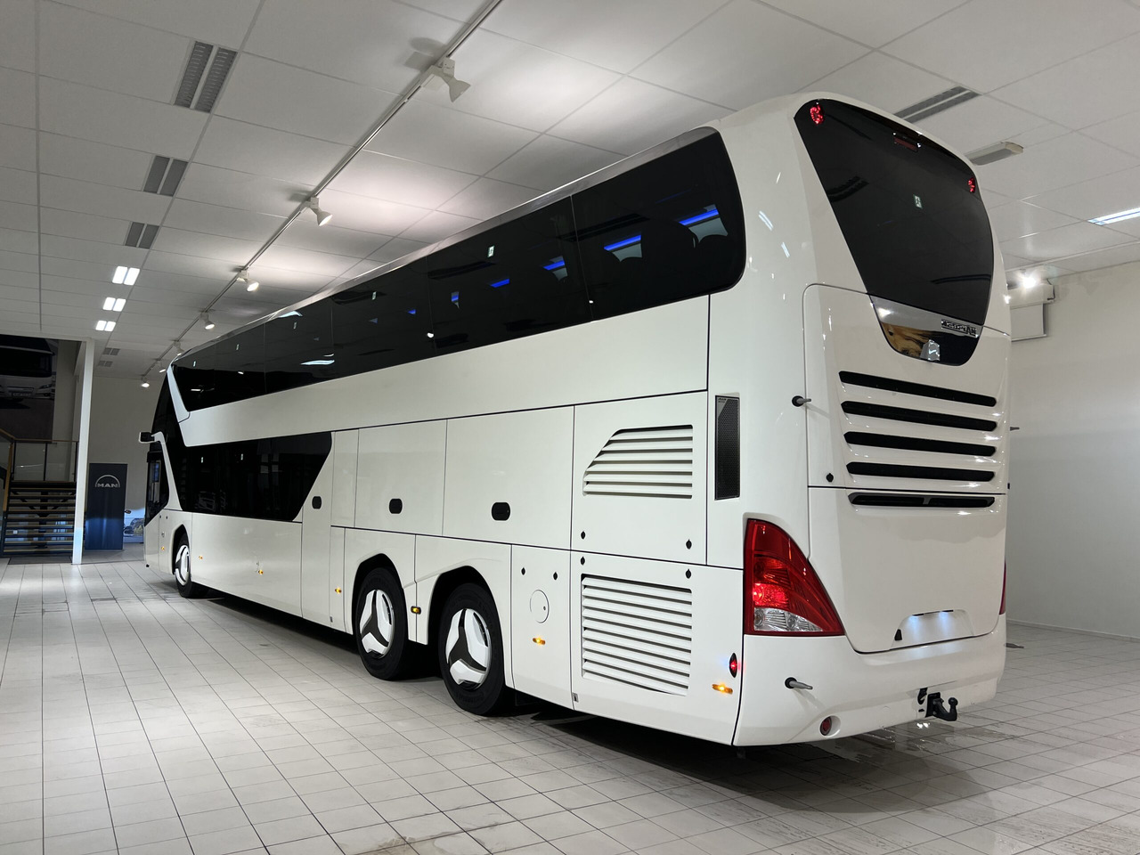 NEOPLAN SKYLINER P06 Euro 6E V.I.P / Exclusive Class (Dark Edition) - Távolsági busz: 4 kép. NEOPLAN SKYLINER P06 Euro 6E V.I.P / Exclusive Class (Dark Edition) - Távolsági busz: 4 kép.