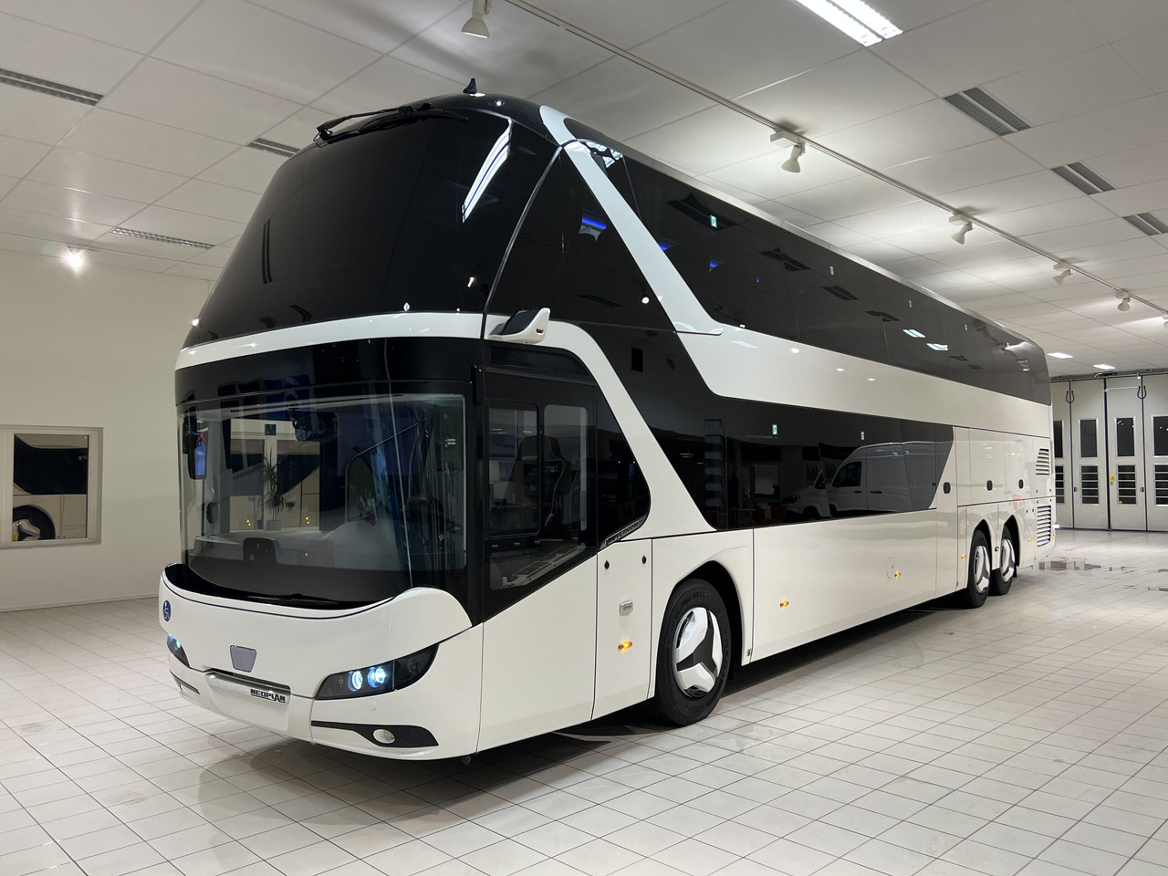 NEOPLAN SKYLINER P06 Euro 6E V.I.P / Exclusive Class (Dark Edition) - Távolsági busz: 2 kép. NEOPLAN SKYLINER P06 Euro 6E V.I.P / Exclusive Class (Dark Edition) - Távolsági busz: 2 kép.