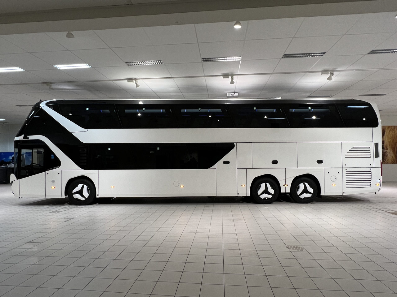 NEOPLAN SKYLINER P06 Euro 6E V.I.P / Exclusive Class (Dark Edition) - Távolsági busz: 3 kép. NEOPLAN SKYLINER P06 Euro 6E V.I.P / Exclusive Class (Dark Edition) - Távolsági busz: 3 kép.