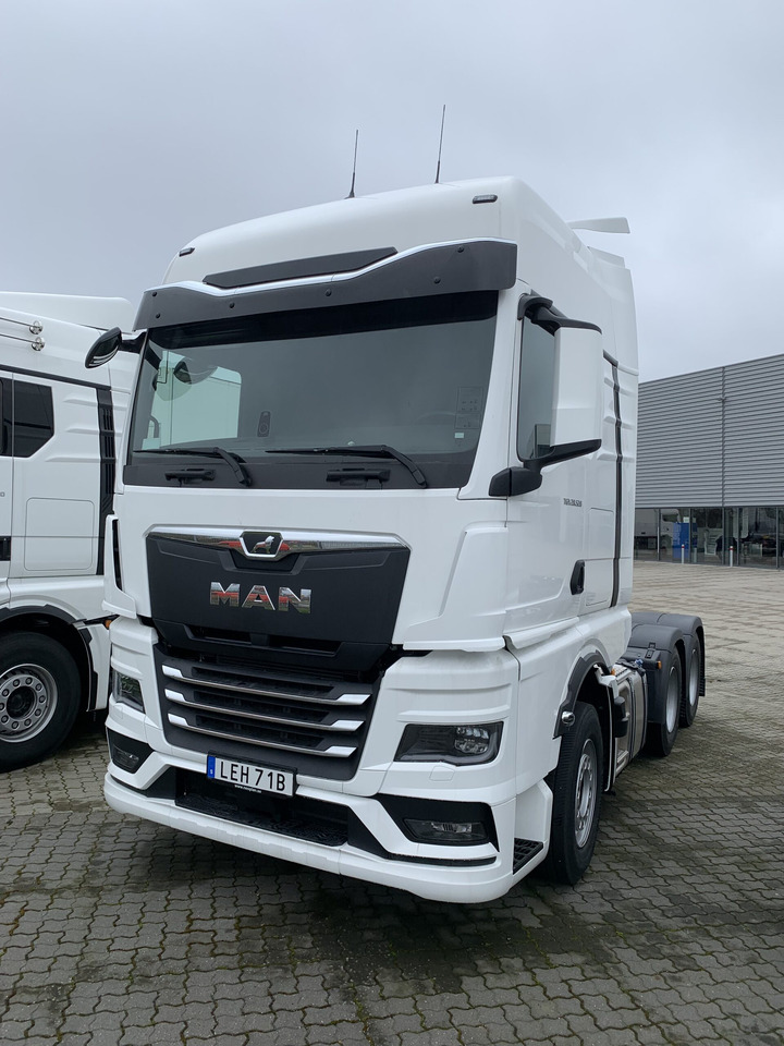 MAN TGX 28.520 6×2-2 Dragbil - Nyergesvontató: 1 kép. MAN TGX 28.520 6×2-2 Dragbil - Nyergesvontató: 1 kép.