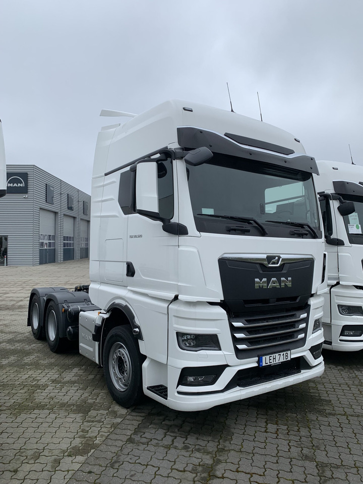 MAN TGX 28.520 6×2-2 Dragbil - Nyergesvontató: 4 kép. MAN TGX 28.520 6×2-2 Dragbil - Nyergesvontató: 4 kép.