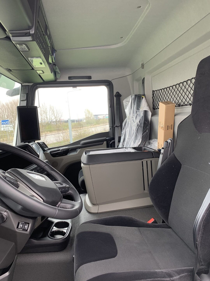 TGM 18.290 4×2 LL Skåp Öppningsbar sida - Dobozos felépítményű teherautó: 4 kép. TGM 18.290 4×2 LL Skåp Öppningsbar sida - Dobozos felépítményű teherautó: 4 kép.