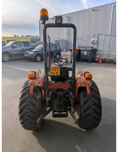 Kubota B8200 D8200 - Traktor: 4 kép. Kubota B8200 D8200 - Traktor: 4 kép.