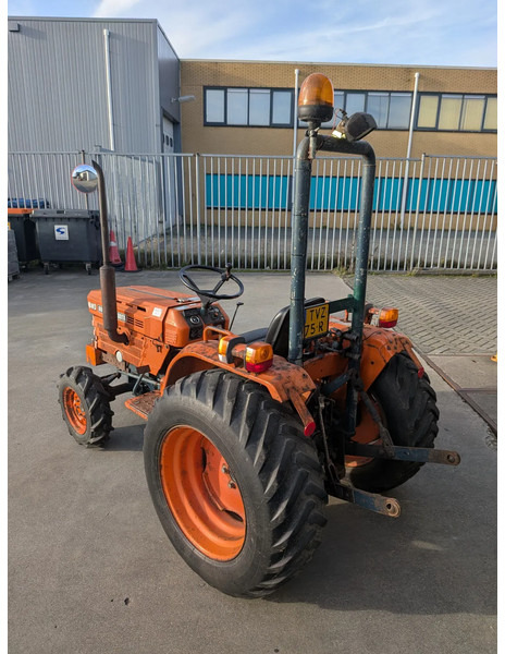 Kubota B8200 D8200 - Traktor: 3 kép. Kubota B8200 D8200 - Traktor: 3 kép.