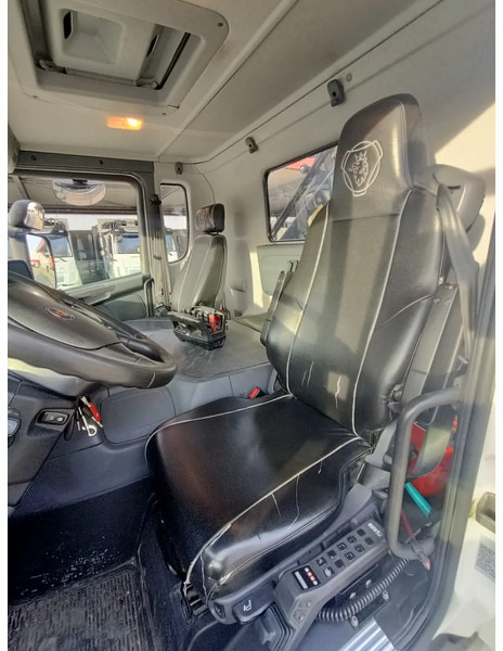 Scania P370 P370 met Laadkraan Hiab XS288 en haakarm 21T - Teherautó: 3 kép. Scania P370 P370 met Laadkraan Hiab XS288 en haakarm 21T - Teherautó: 3 kép.