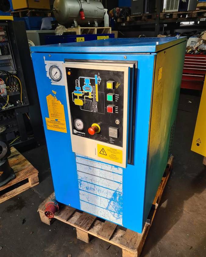 Kompresor śrubowy AIRPRESS, CECCATO 15 kw - Légkompresszor: 1 kép. Kompresor śrubowy AIRPRESS, CECCATO 15 kw - Légkompresszor: 1 kép.
