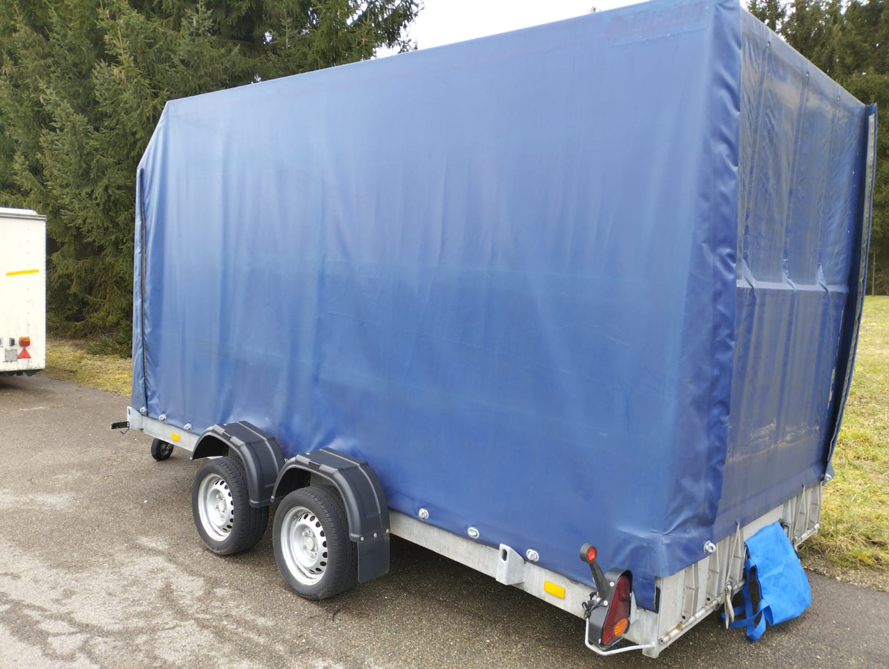 VEZEKO 400 x 187 3,5 t Absenkanhänger Huski 40.35 - Ponyvás pótkocsi: 2 kép. VEZEKO 400 x 187 3,5 t Absenkanhänger Huski 40.35 - Ponyvás pótkocsi: 2 kép.