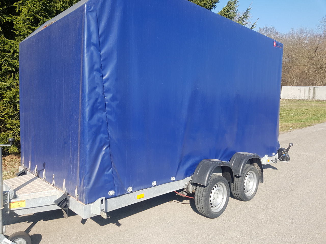 VEZEKO 400 x 187 3,5 t Absenkanhänger Huski 40.35 - Ponyvás pótkocsi: 1 kép. VEZEKO 400 x 187 3,5 t Absenkanhänger Huski 40.35 - Ponyvás pótkocsi: 1 kép.