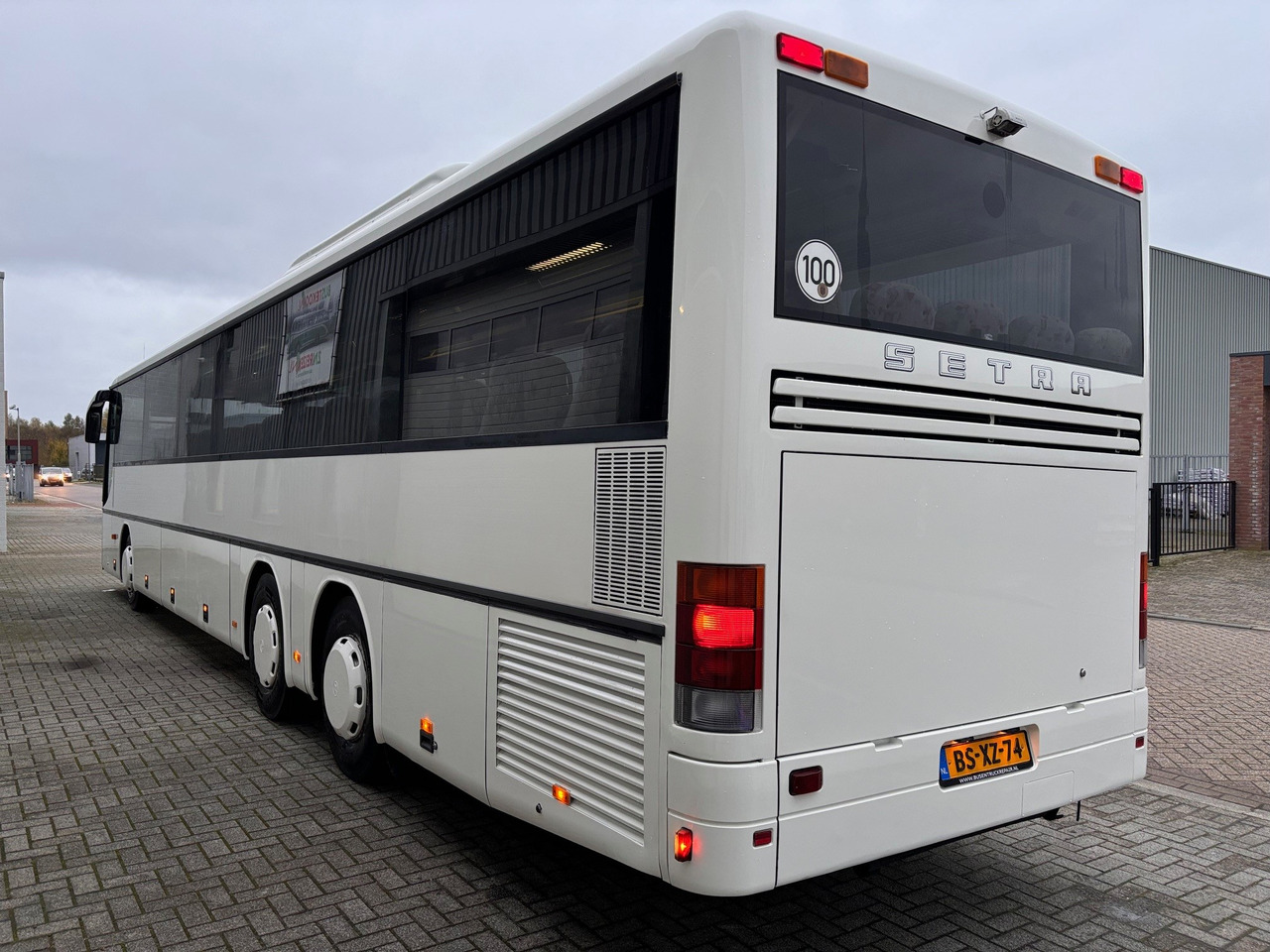 SETRA S317UL met 63 pl. en airconditioning S317GT - Távolsági busz: 4 kép. SETRA S317UL met 63 pl. en airconditioning S317GT - Távolsági busz: 4 kép.