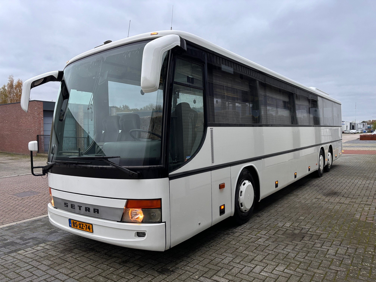 SETRA S317UL met 63 pl. en airconditioning S317GT - Távolsági busz: 3 kép. SETRA S317UL met 63 pl. en airconditioning S317GT - Távolsági busz: 3 kép.