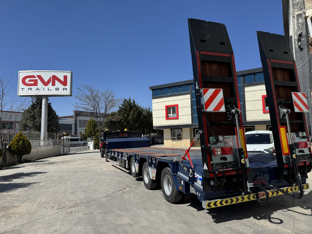 GVN Trailer 4 AXLE LOWBED - Félpótkocsi mélybölcsős: 1 kép. GVN Trailer 4 AXLE LOWBED - Félpótkocsi mélybölcsős: 1 kép.