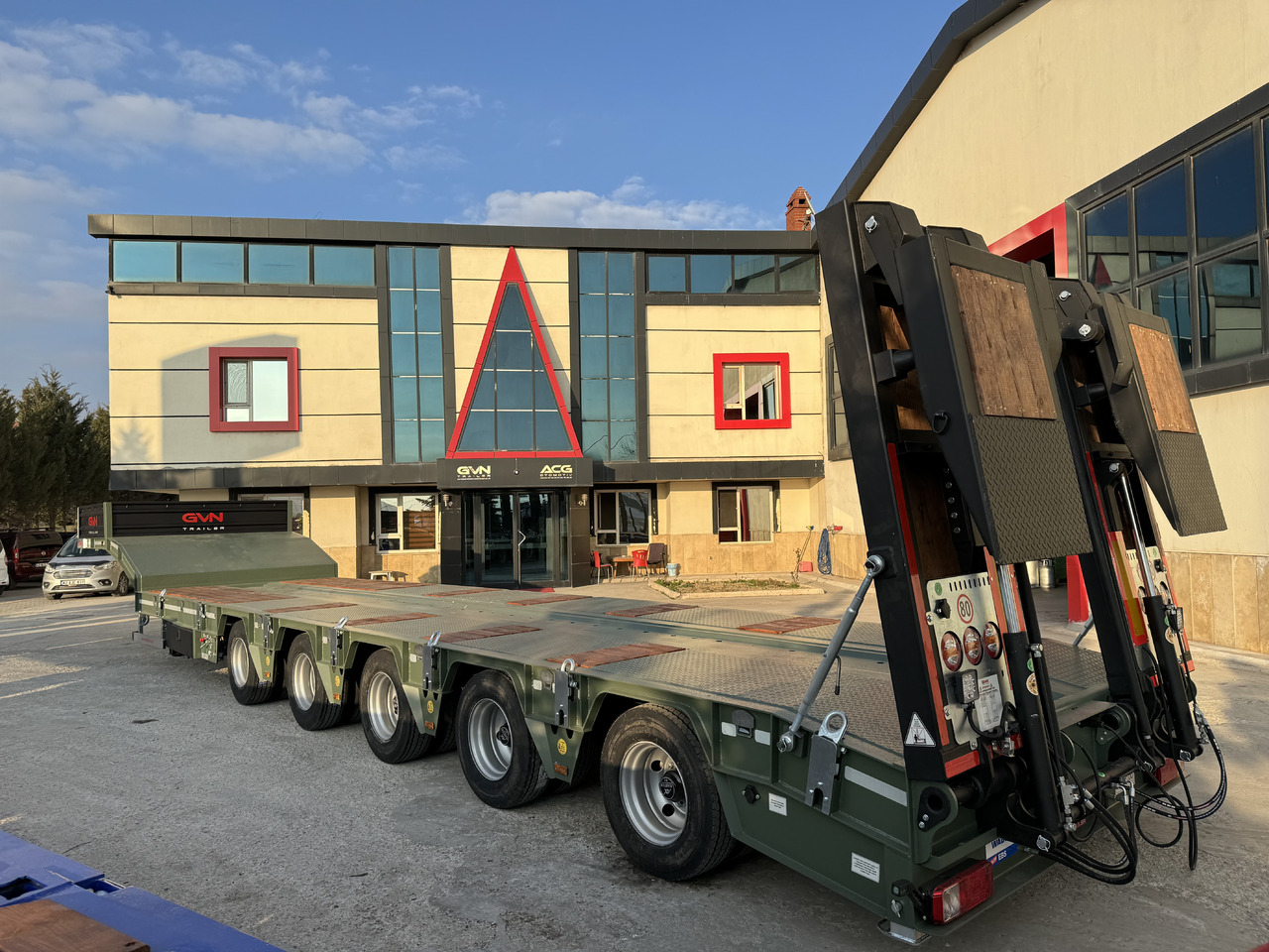 GVN Trailer 5 AXLE LOWBED - Félpótkocsi mélybölcsős: 2 kép. GVN Trailer 5 AXLE LOWBED - Félpótkocsi mélybölcsős: 2 kép.