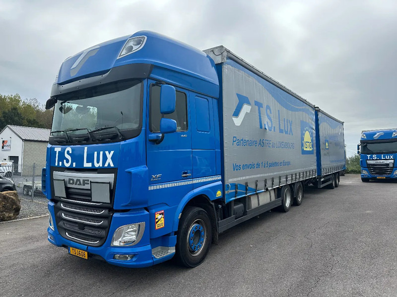 DAF XF 440 6x2 / SUPERSPACECAB / KOMBI MIT ANHANGER SCHMITZ 2016 / DURCHLADEN / 2 STUCK - Ponyvás teherautó: 1 kép. DAF XF 440 6x2 / SUPERSPACECAB / KOMBI MIT ANHANGER SCHMITZ 2016 / DURCHLADEN / 2 STUCK - Ponyvás teherautó: 1 kép.