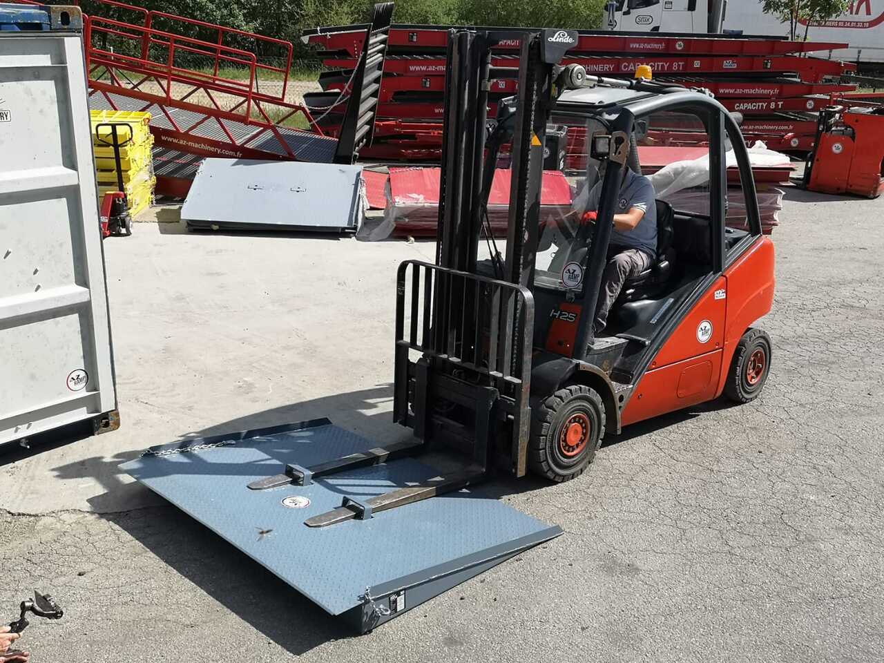 AZ RAMP HCNN08 - Rakodó rámpa: 1 kép. AZ RAMP HCNN08 - Rakodó rámpa: 1 kép.