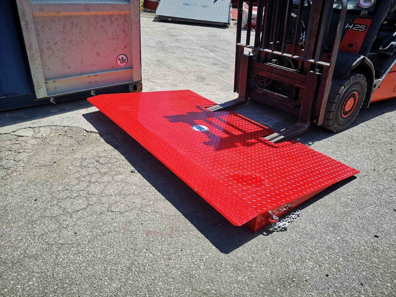 Compact Container access ramp . AZ RAMP - HCRN-06. 6 000 Kg - Rakodó rámpa: 3 kép. Compact Container access ramp . AZ RAMP - HCRN-06. 6 000 Kg - Rakodó rámpa: 3 kép.