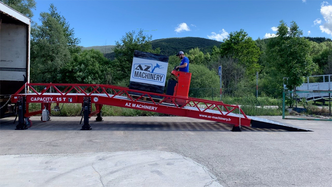 Loading Ramp with with electric tilting bridge - AZ RAMP - STAR- 10T-ZR-E. 10 ton capacity - Rakodó rámpa: 4 kép. Loading Ramp with with electric tilting bridge - AZ RAMP - STAR- 10T-ZR-E. 10 ton capacity - Rakodó rámpa: 4 kép.