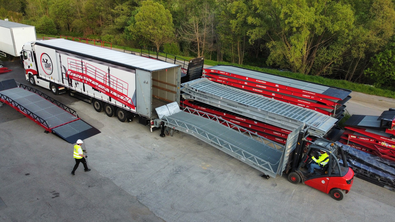 Loading Ramp with with hydraulic tilting bridge - AZ RAMP - STAR- 12T FULL GALVA - Rakodó rámpa: 2 kép. Loading Ramp with with hydraulic tilting bridge - AZ RAMP - STAR- 12T FULL GALVA - Rakodó rámpa: 2 kép.