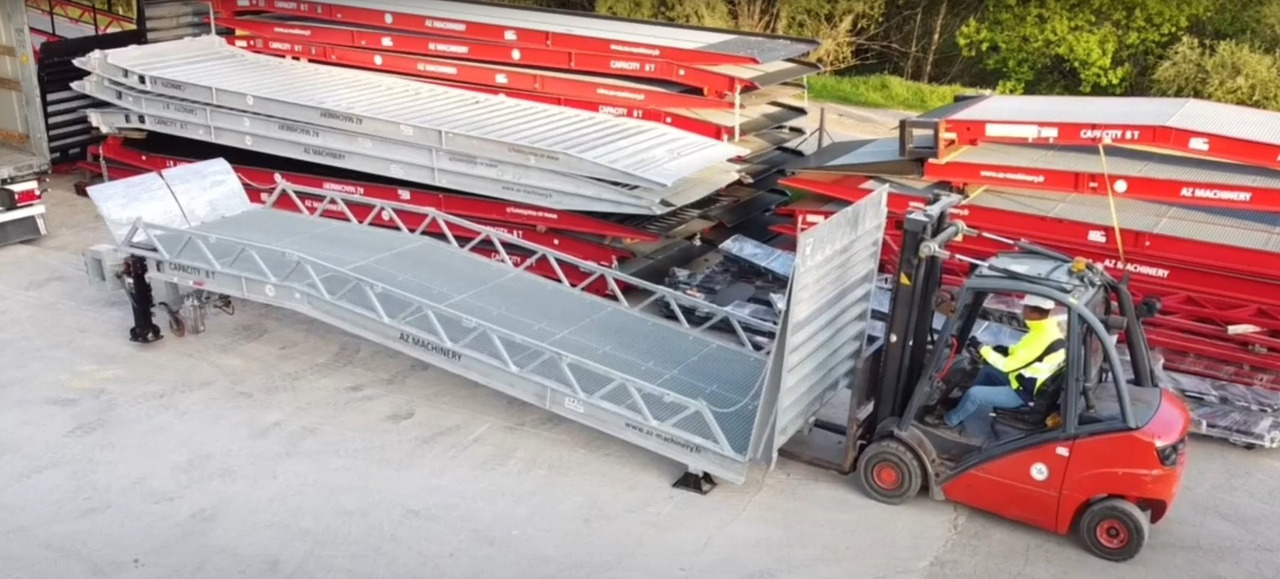 Loading Ramp with with hydraulic tilting bridge - AZ RAMP - STAR- 8T FULL GALVA - Rakodó rámpa: 3 kép. Loading Ramp with with hydraulic tilting bridge - AZ RAMP - STAR- 8T FULL GALVA - Rakodó rámpa: 3 kép.