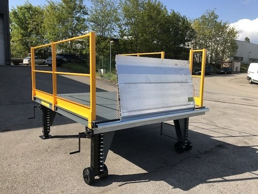 Mobil Loading Table AZ RAMP-SIMPLY 180 -10 T Capacity - Rakodó rámpa: 2 kép. Mobil Loading Table AZ RAMP-SIMPLY 180 -10 T Capacity - Rakodó rámpa: 2 kép.