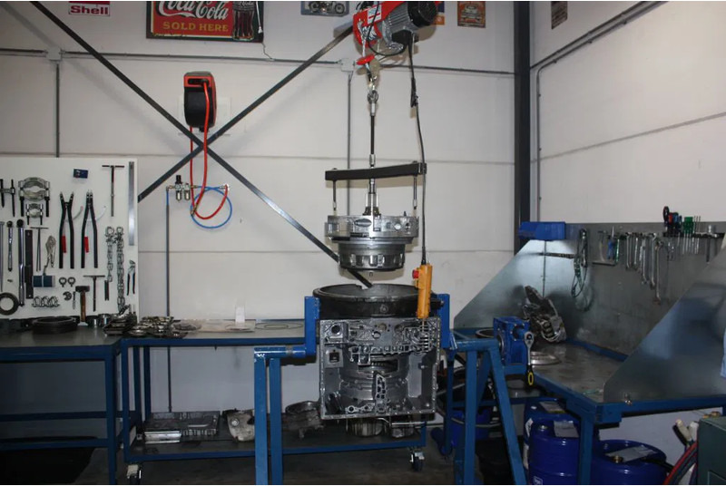 ZF 5HP502C, 5HP592C, 5HP602C, 5HP504C, 5HP594C, 5HP604C - Sebességváltó: 2 kép. ZF 5HP502C, 5HP592C, 5HP602C, 5HP504C, 5HP594C, 5HP604C - Sebességváltó: 2 kép.