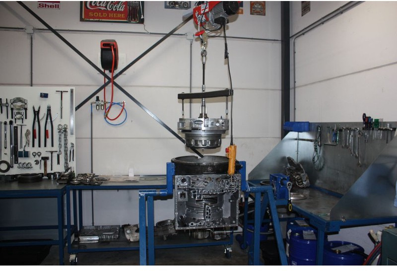ZF 5HP502C, 5HP592C, 5HP602C, 5HP504C, 5HP594C, 5HP604C - Sebességváltó: 2 kép. ZF 5HP502C, 5HP592C, 5HP602C, 5HP504C, 5HP594C, 5HP604C - Sebességváltó: 2 kép.