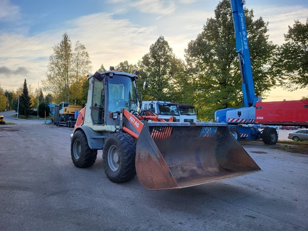 Atlas 65 - Gumikerekes homlokrakodó: 2 kép. Atlas 65 - Gumikerekes homlokrakodó: 2 kép.