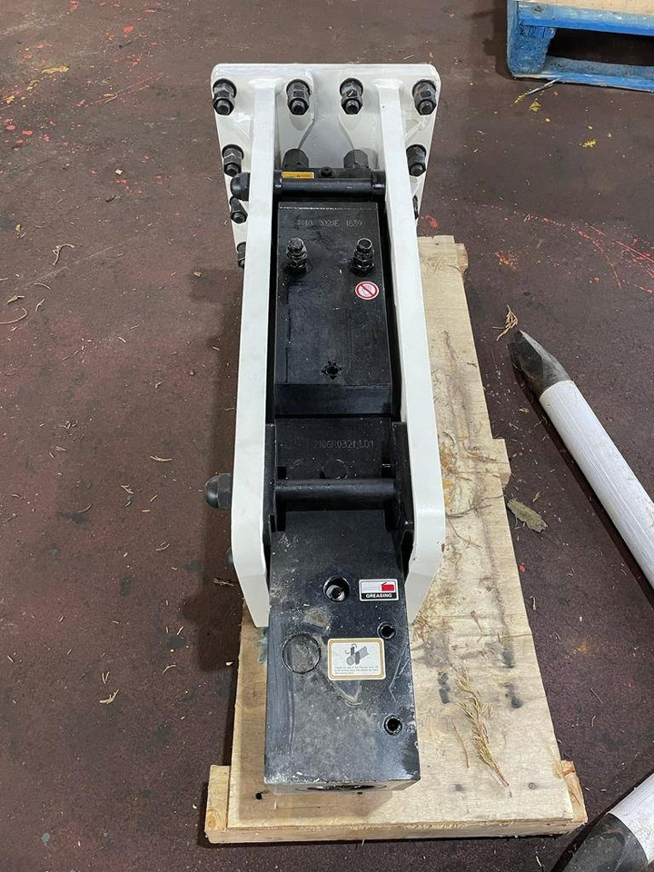 Essential EB30 - Hidraulikus törőfej - Építőipari gépek: 5 kép. Essential EB30 - Hidraulikus törőfej - Építőipari gépek: 5 kép.