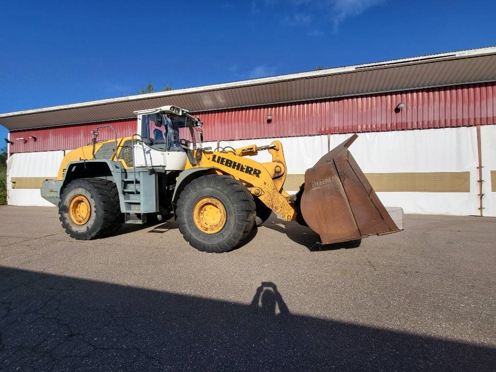 Liebherr L 586 2Plus2 - Gumikerekes homlokrakodó: 2 kép. Liebherr L 586 2Plus2 - Gumikerekes homlokrakodó: 2 kép.